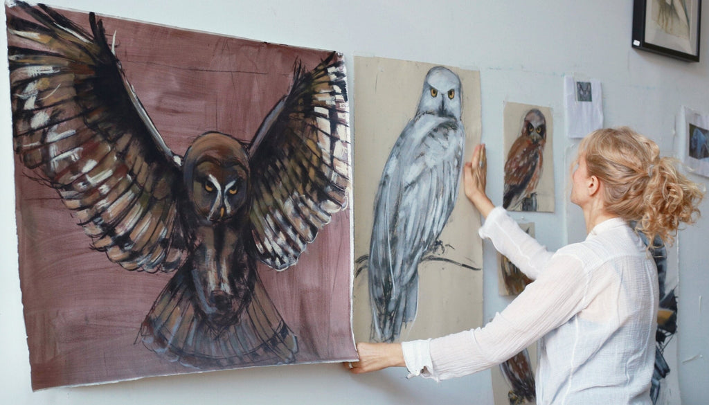 Holly Wach draws an original raptor pastel work of art